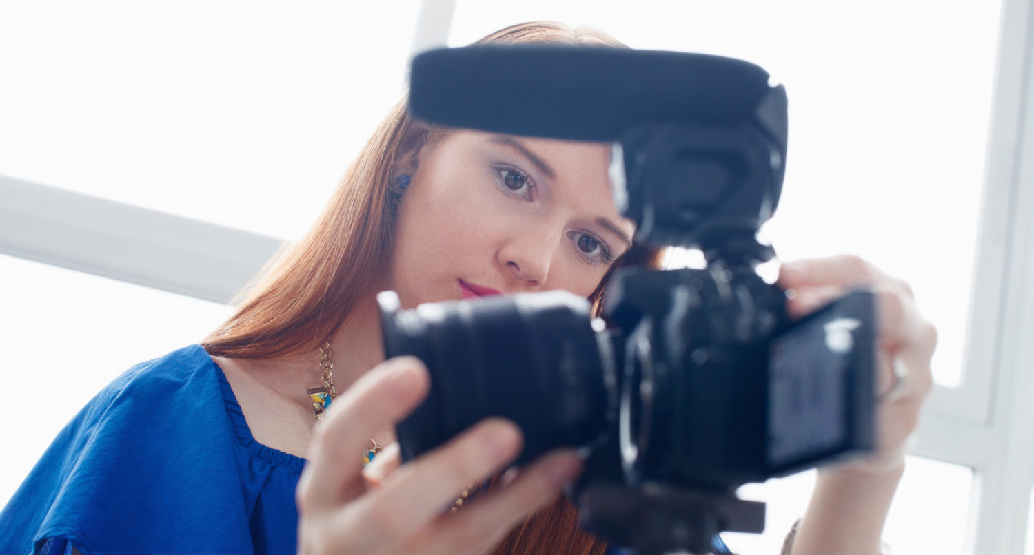 Женщины снимают видео взрослое. Камера для блоггеров на голову сбоку. Vlogging Camera stock images.